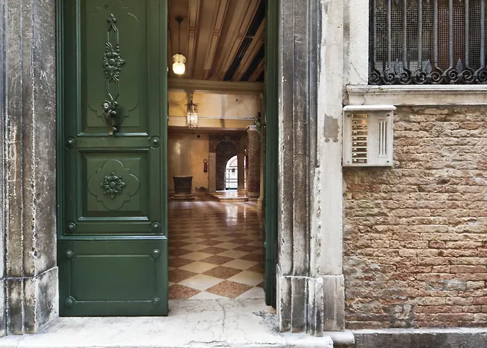 Palazzo San Marco: Historic Central Apartment with Lift